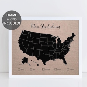 N'arrêtez jamais d'explorer la carte des États-Unis • Carte des États-Unis en tissu encadrée, y compris des punaises • Carte des États-Unis personnalisée avec épingles • Anniversaire en lin et coton