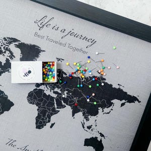 Ein tolles Geschenk zum Jahrestag, mit einem Pin Weltkarte auf Baumwolle/Leinen, Geschenk zum 2., 4., 12. Jahrestag, Jahrestagsgeschenk für Mann oder Frau