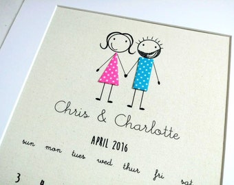 Puede incluir: Impresión en lienzo enmarcada con una ilustración caprichosa de dos figuras de palo tomadas de la mano. Las figuras visten ropa estampada rosa y azul. Los nombres "Chris & Charlotte" y el mes "Abril 2016" están escritos debajo.