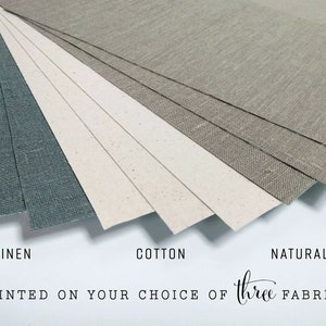 Peut inclure: Gros plan sur trois &eacute;chantillons de tissus&nbsp;: lin gris, lin naturel et coton. Le texte &laquo;&nbsp;PRINTED ON YOUR CHOICE OF three FABRICS&nbsp;&raquo; est situ&eacute; sous les &eacute;chantillons.