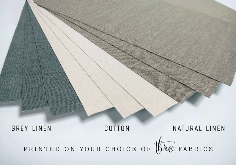 Peut inclure: Gros plan sur trois &eacute;chantillons de tissus&nbsp;: lin gris, lin naturel et coton. Le texte &laquo;&nbsp;PRINTED ON YOUR CHOICE OF three FABRICS&nbsp;&raquo; est situ&eacute; sous les &eacute;chantillons.