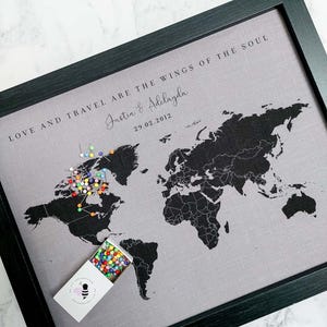Gerahmte Weltkarte auf Baumwolle oder Leinen mit Pinnnadeln – personalisierte Weltkarte - Geschenk zum 2., 4