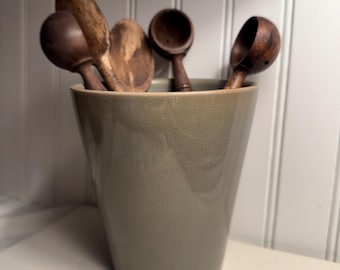 Soporte para utensilios de cerámica en color gris verdoso neutro