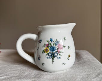 Cocina rústica, mesas con ramos de flores victorianos, ilimitado, lechera floral