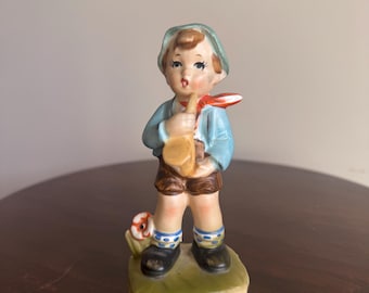 Figura vintage de niño con instrumento / Cerámica pintada a mano