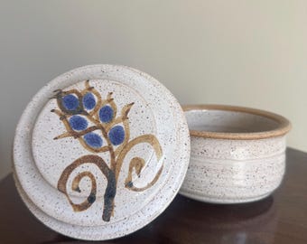 Plato de cerámica con tapa firmado por Studio Pottery / Tarro de almacenamiento de cerámica hecho a mano / Tapa floral de gres