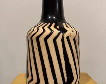 Jarrón geométrico negro y crema
