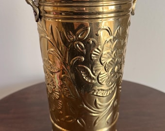 Maceta de latón vintage con forma de maceta y jarrón floral de latón repujado.