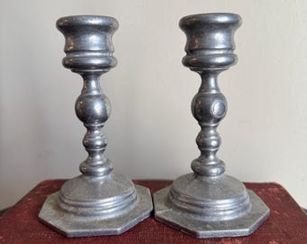 Par de candelabros antiguos de peltre