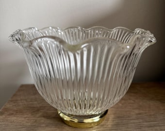Pantalla de lámpara vintage de cristal transparente acanalado con herrajes de latón.