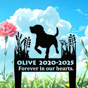 Può includere: Paletto da giardino in metallo nero con la sagoma di un cane e il nome "OLIVE" con gli anni "2020-2025", e il testo "Forever in our hearts." Lo sfondo mostra un cielo blu, fiori e vegetazione.
