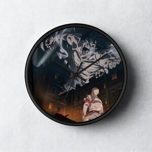 Puede incluir: Reloj de pared redondo negro con una escena de anime que muestra una figura grande y gritando y una persona con uniforme blanco. Las manecillas del reloj son negras y el fondo representa una ciudad de noche.