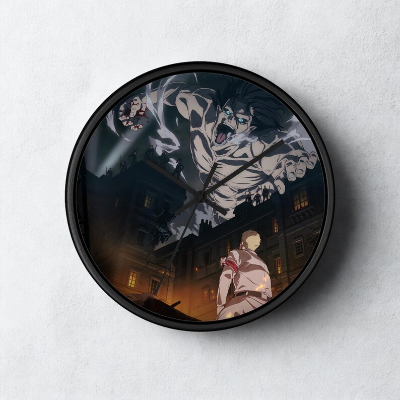 Puede incluir: Reloj de pared redondo negro con una escena de anime que muestra una figura grande y gritando y una persona con uniforme blanco. Las manecillas del reloj son negras y el fondo representa una ciudad de noche.