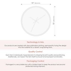 Puede incluir: Un reloj de pared redondo blanco, de 25,4 cm de di&aacute;metro, con manecillas negras. La esfera del reloj es lisa. La imagen tambi&eacute;n incluye texto sobre la tecnolog&iacute;a, el control de calidad y el embalaje del producto.