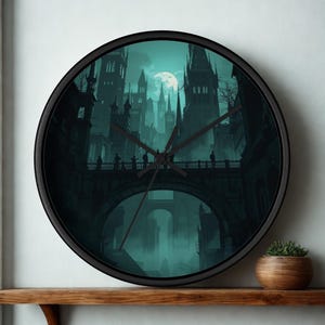 Puede incluir: Un reloj de pared redondo con marco negro que presenta una ilustración en verde azulado oscuro de un paisaje urbano gótico de noche con luna llena, siluetas de personas en un puente y manecillas negras sobre la escena arquitectónica.