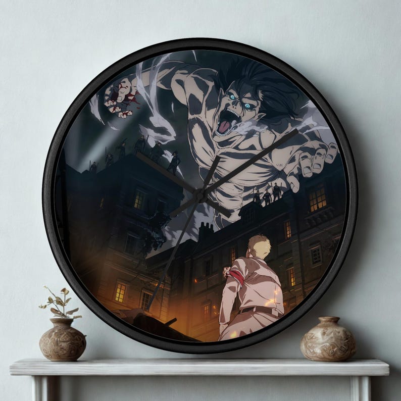 Puede incluir: Un reloj de pared redondo negro con una dram&aacute;tica escena de anime que presenta una figura humanoide gigante y un fondo de ciudad. Las manecillas del reloj son negras y el dise&ntilde;o tiene un tema oscuro y lleno de acci&oacute;n. El reloj est&aacute; en una estanter&iacute;a blanca.