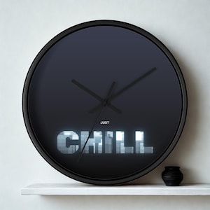 Puede incluir: Una taza de cerámica blanca con un asa negra y el texto "But First, Coffee" en negrita negra. La taza está llena de un líquido oscuro, probablemente café, y se encuentra sobre una superficie clara.