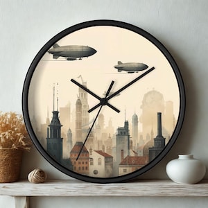 Puede incluir: Reloj de pared redondo con marco negro. La esfera del reloj presenta un paisaje urbano con dirigibles y una combinación de colores sepia. Las manecillas del reloj son negras.