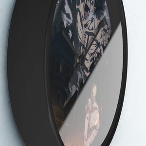 Puede incluir: Un reloj de pared redondo negro con una ilustraci&oacute;n detallada de anime. La esfera del reloj muestra una escena din&aacute;mica con personajes y un paisaje urbano. Las manecillas del reloj son negras y el marco es negro liso.