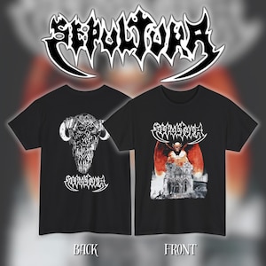 以下が含まれることがあります： 黒いTシャツ。バンド名「Sepultura」が様式化されたフォントで表示されています。片方のシャツには角のある頭蓋骨、もう片方には建物の上の翼のある人物が描かれています。「BACK」と「FRONT」の文字が下に印刷されています。