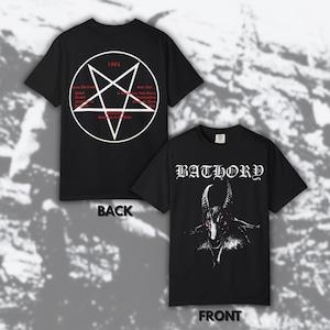 Op de afbeelding: Twee zwarte t-shirts met witte afbeeldingen. Eén shirt heeft een pentagram met tekst, de andere toont "BATHORY" boven een geitenillustratie met rode ogen. De woorden "BACK" en "FRONT" zijn ook zichtbaar.