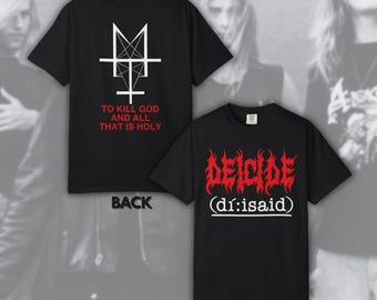 Op de afbeelding: Zwarte T-shirts met grafische ontwerpen. Eén shirt heeft een wit omgekeerd kruis en pentagram met de tekst "TO KILL GOD AND ALL THAT IS HOLY" in het rood. Het andere shirt toont het woord "DEICIDE" in het rood, met "(dí:isaid)" eronder.