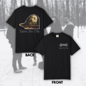 Może przedstawiać: Czarne koszulki z napisem "None So Vile" i grafiką głowy ludzkiej. Przód koszulki ma napis "Cryptopsy" nad "None So Vile". Koszulki są prezentowane na tle rozmytej zimowej scenerii.