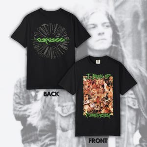 Puede incluir: Camisetas negras con diseños gráficos. Una camiseta presenta un diseño de herramientas médicas verdes y grises con la palabra "CARCASS". La otra camiseta tiene un gráfico con el texto "I REEK OF PUTREFACTION".