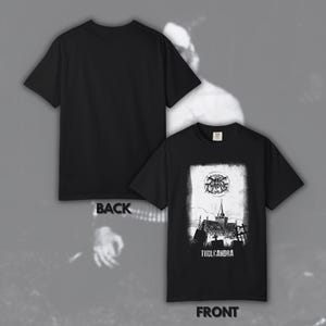 Peut inclure: T-shirt noir avec un motif gothique sur le devant et un dos uni. Le motif avant comprend le texte "THULCANDRA" sous un logo circulaire. Le mot "FRONT" est imprimé sous le t-shirt. Le mot "BACK" est imprimé au dos.