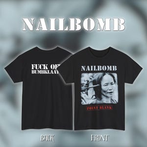 Puede incluir: Camisetas negras con texto blanco e imagen en blanco y negro. Una camiseta tiene el texto "FUCK OF BUMBKLAAT" en la espalda. La otra camiseta tiene el texto "NAILBOMB" encima de una imagen y "POINT BLANK" debajo.