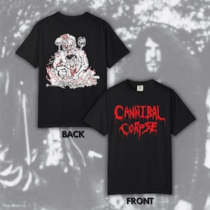 Puede incluir: Camisetas negras con diseños gráficos. Una camiseta presenta una ilustración roja y blanca en la espalda y el texto "CANNIBAL CORPSE" en letras rojas goteando en la parte delantera. La otra camiseta tiene una ilustración blanca y roja en la espalda.