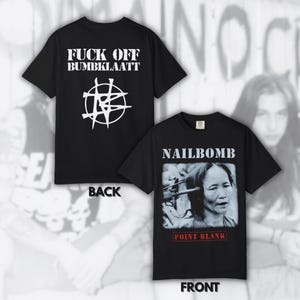 Könnte beinhalten: Schwarzes T-Shirt mit weißem Text und Grafik auf der Rückseite: "FUCK OFF BUMBKLAATT" und ein weißes abstraktes Design. Die Vorderseite zeigt ein Schwarz-Weiß-Bild mit den Texten "NAILBOMB" und "POINT BLANK".