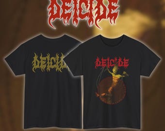 Op de afbeelding: Zwarte t-shirts met het woord "DEICIDE" in een gestileerd lettertype. Eén shirt heeft het woord in goud op de achterkant. Het andere shirt heeft een rode afbeelding op de voorkant met een figuur en het woord "DEICIDE".