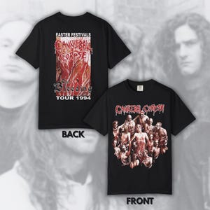 Può includere: T-shirt nere con il nome e le immagini della band Cannibal Corpse. La parte anteriore della maglietta mostra una grafica di figure. La parte posteriore della maglietta riporta la scritta "Easter Festivals" e "The Bleeding Tour 1994".