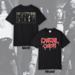 Puede incluir: Camisetas negras con gráficos de bandas. Una camiseta presenta una foto en sepia de una banda en la espalda. La otra muestra el nombre de la banda "Cannibal Corpse" en rojo goteando en la parte delantera. La palabra "FRONT" está impresa debajo.