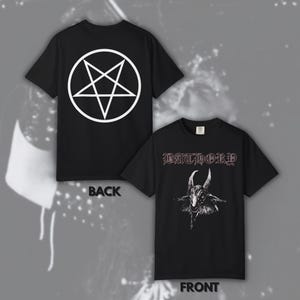 Könnte beinhalten: Ein schwarzes Kurzarm-T-Shirt mit einem weißen Pentagramm-Motiv auf der Rückseite. Die Vorderseite zeigt den Schriftzug BATHORY in einer stilisierten Schrift über einer detaillierten schwarz-weißen Illustration eines Ziegenkopfes.