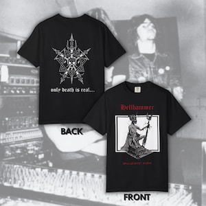 Puede incluir: Una camiseta negra con un gráfico blanco de una calavera y espadas con el texto "only death is real..." en la parte posterior, y un gráfico frontal de una figura con cuernos en un trono con el texto rojo "Hellhammer" y "apocalyptic raids".