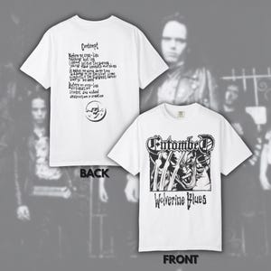 Può includere: Due magliette bianche con grafica nera. Una mostra il testo "Contempt" e una poesia sul retro. L'altra presenta il nome della band "Entombed" e "Wolverine Blues" con una grafica.