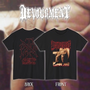 Op de afbeelding: Zwarte t-shirts met rode grafische ontwerpen. Eén shirt heeft een gestileerd ontwerp en de tekst "Molesting Decapitated". Het andere shirt toont een afbeelding van een persoon en de tekst "My Home, My Throne". Het woord "DEVOUREMENT" staat bovenaan.