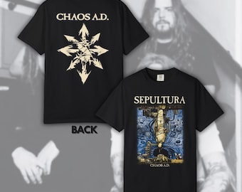 Puede incluir: Una camiseta negra de manga corta con un gráfico de Sepultura en la parte delantera, una ilustración azul y amarilla y el texto "SEPULTURA" y "CHAOS A.D.". La parte trasera muestra un símbolo de estrella de color crema y el texto "CHAOS A.D.".