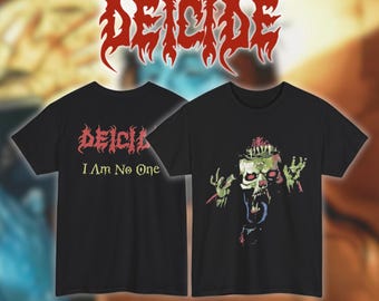 Op de afbeelding: Zwarte t-shirts met de bandnaam "DEICIDE" in rode, vlamachtige letters. Eén shirt toont "DEICIDE I Am No One" in rode tekst. De andere heeft een afbeelding van een zombie met een kroon en open mond.