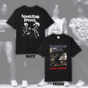 Könnte beinhalten: Ein schwarzes kurzärmeliges T-Shirt mit einem Demolition Hammer-Motiv. Die Rückseite zeigt weiße Totenköpfe und Knochen mit dem Bandnamen. Die Vorderseite zeigt eine dunkle Szene mit Totenköpfen, dem Bandnamen in Lila und dem Text Epidemic of Violence in Rot.