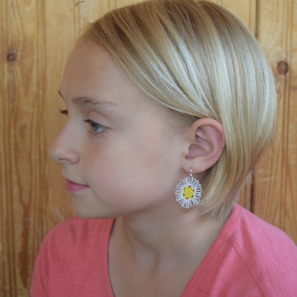 small daisy earrings//tatted//round//white//yellow//1 inch