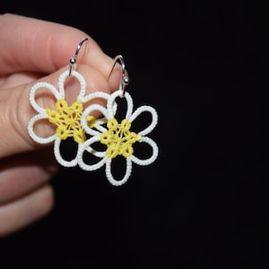 brincos de margarida // tatuados // 1 polegada // amarelo branco