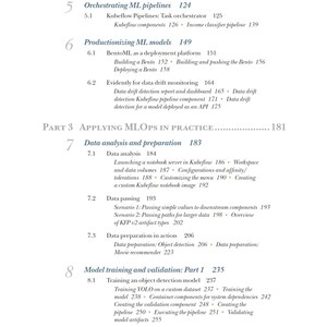 Op de afbeelding: Een pagina uit een boek met een inhoudsopgave. De tekst bevat titels als "Orchestrating ML pipelines", "Productionizing ML models" en "Model training and validation". De pagina is wit met zwarte tekst.
