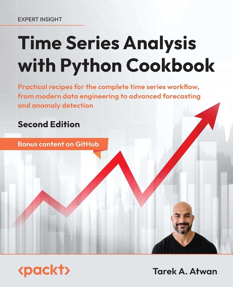 K&ouml;nnte beinhalten: Das Buchcover von Time Series Analysis with Python Cookbook, Second Edition von Tarek A. Atwan. Es zeigt einen roten, nach oben gerichteten Pfeil auf einem wei&szlig;en Rasterhintergrund, das Packt-Logo und ein Portr&auml;t des Autors unten rechts.