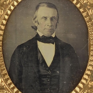 antike Daguerreotypie, 1/6 Platte (ca. 1840–1850er Jahre)_Porträt eines eleganten Mannes