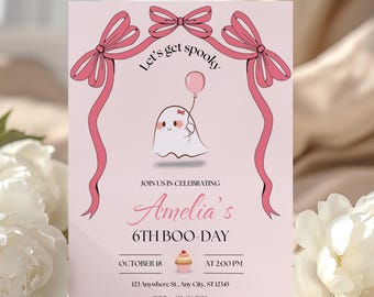 Peut inclure: Une invitation rose avec une illustration de fantôme tenant un ballon rose. Le texte indique "Let's get spooky" et "Amelia's 6th Boo-Day" avec les détails de l'événement. Des rubans et des nœuds roses encadrent le haut de l'invitation.
