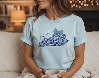 Koszulka z nadrukiem Kentucky Blue Floral KY | Niebieska kokarda Coquette