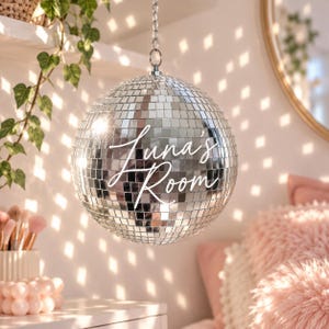 Personlig discokula | Anpassad spegelkula med namn | Silvermosaikdekor | Vit vinylbokstäver